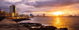 Malecón de la Habana en la noche, Cuba Travel