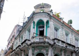 De 1904, de estilo Colonial, conserva aún los elementos originales de su época. Techos altos, pavimentos hidráulico y decoraciones. Es dónde se ubican los servicios principales de nuestra casa particular: cocina, salones, terraza y patio.